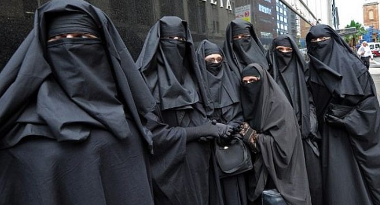 שלוש מוסלמיות לובשות רעלה שחורה צעקו חלאל!